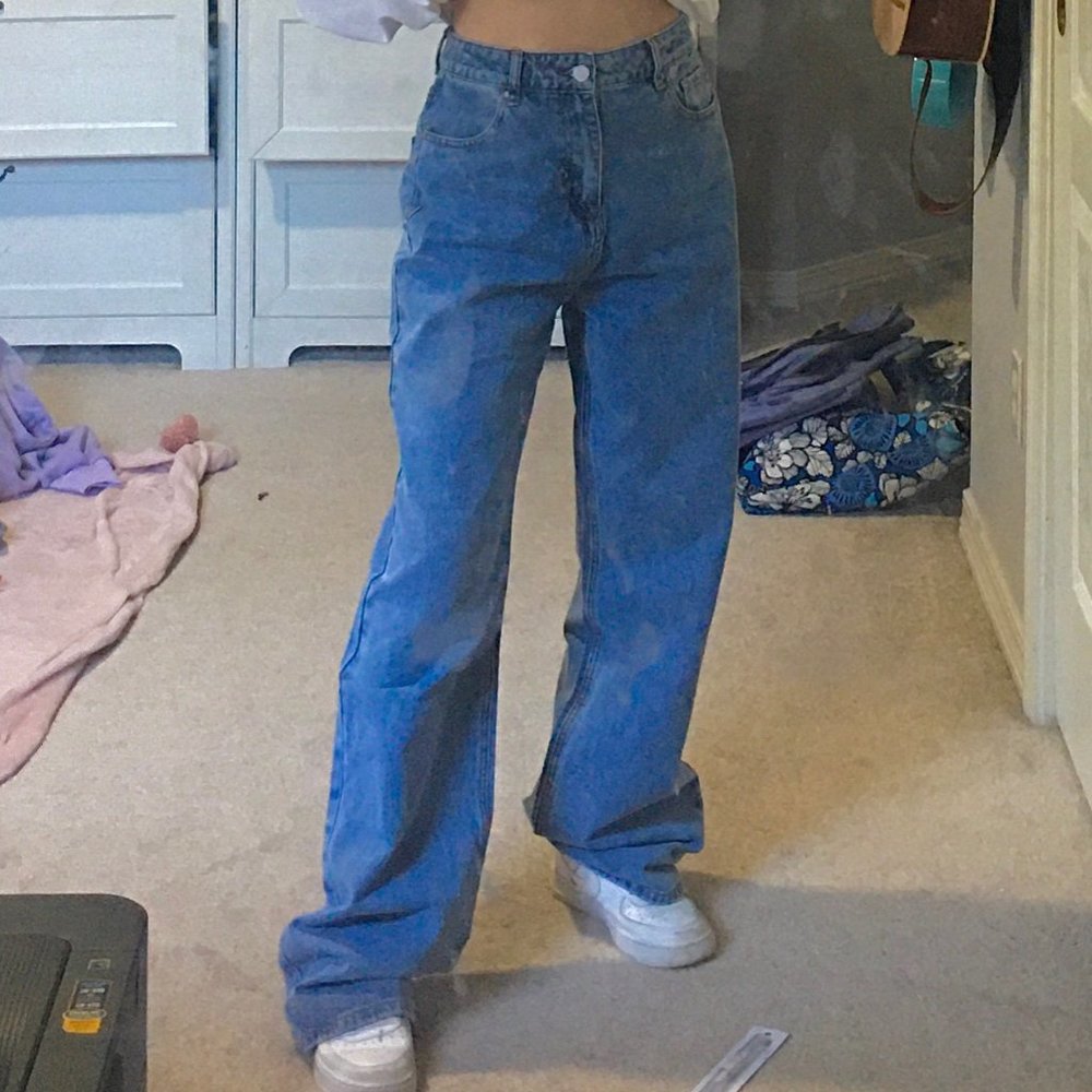 trendy streetwear style baggy jeans